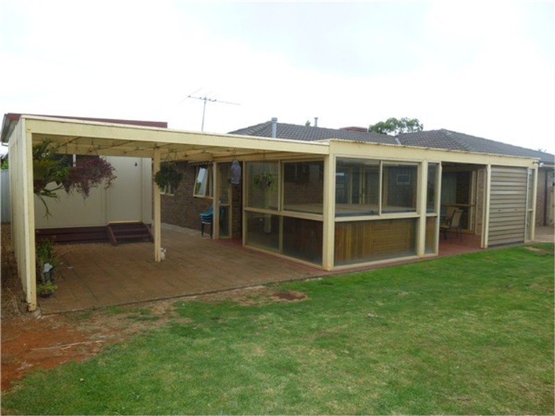 2 Strachan Place, Melton South VIC 3338
