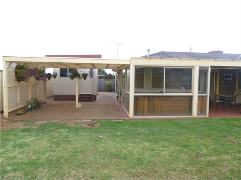 2 Strachan Place, Melton South VIC 3338