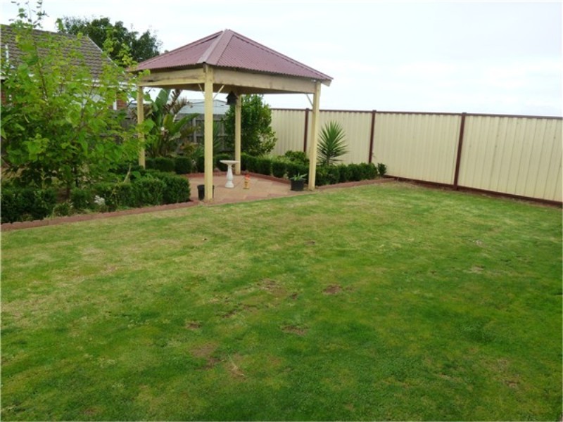 2 Strachan Place, Melton South VIC 3338