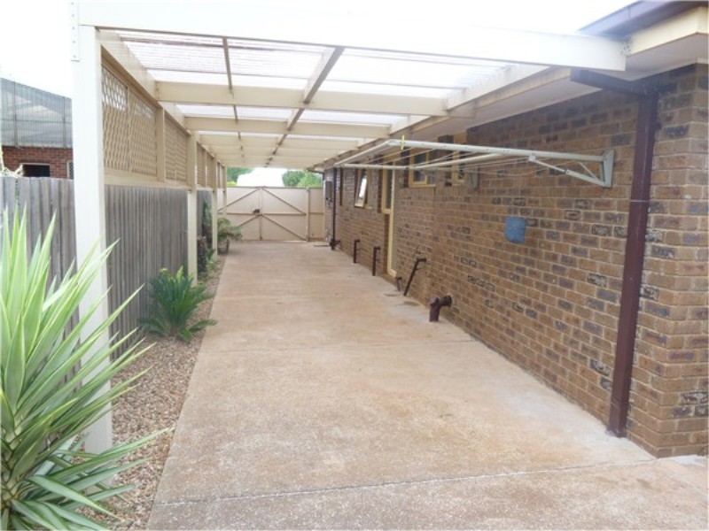 2 Strachan Place, Melton South VIC 3338