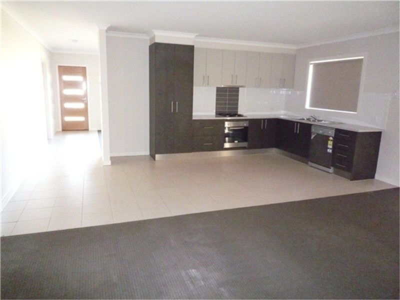 1 / 28 Scarborough Cresent, Melton West VIC 3337