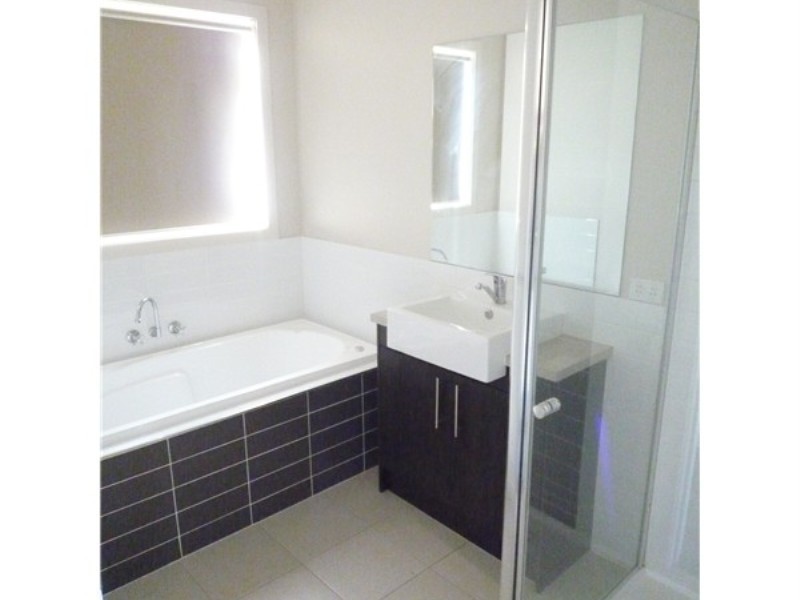 1 / 28 Scarborough Cresent, Melton West VIC 3337