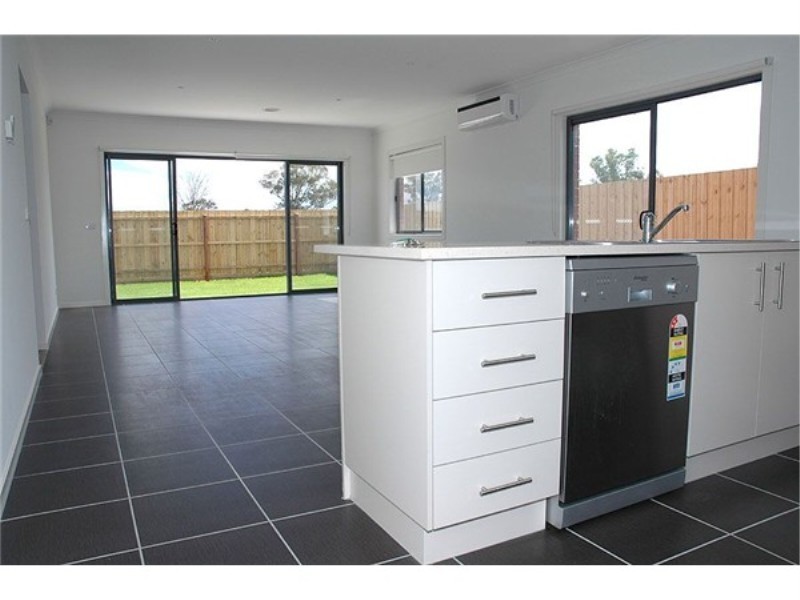 16 Stockwell Street, Melton South VIC 3338