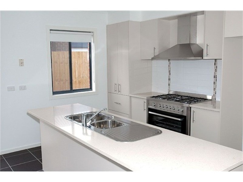 16 Stockwell Street, Melton South VIC 3338