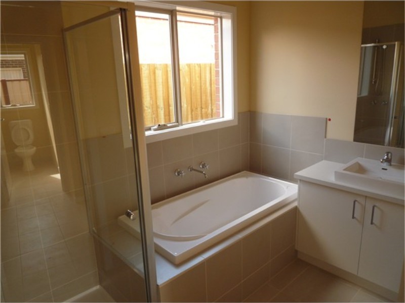 1 / 14 Pangbourne Avenue, Melton West VIC 3337