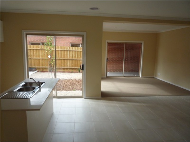 2 / 14 Pangbourne Avenue, Melton West VIC 3337