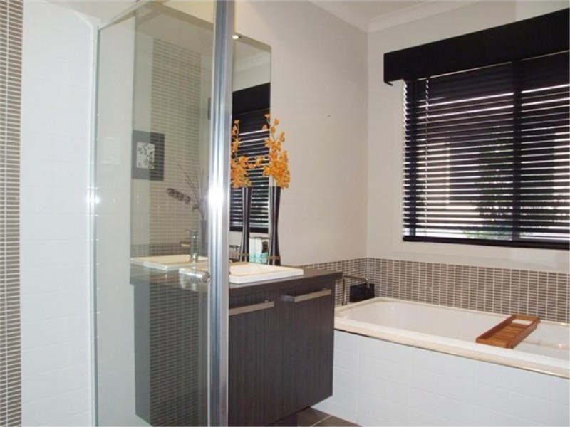 5 Arnolds Creek Blvd, Melton West VIC 3337