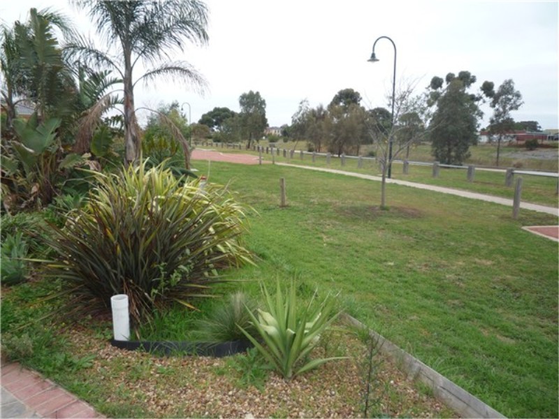 6 Ellesmere Grove, Melton West VIC 3337