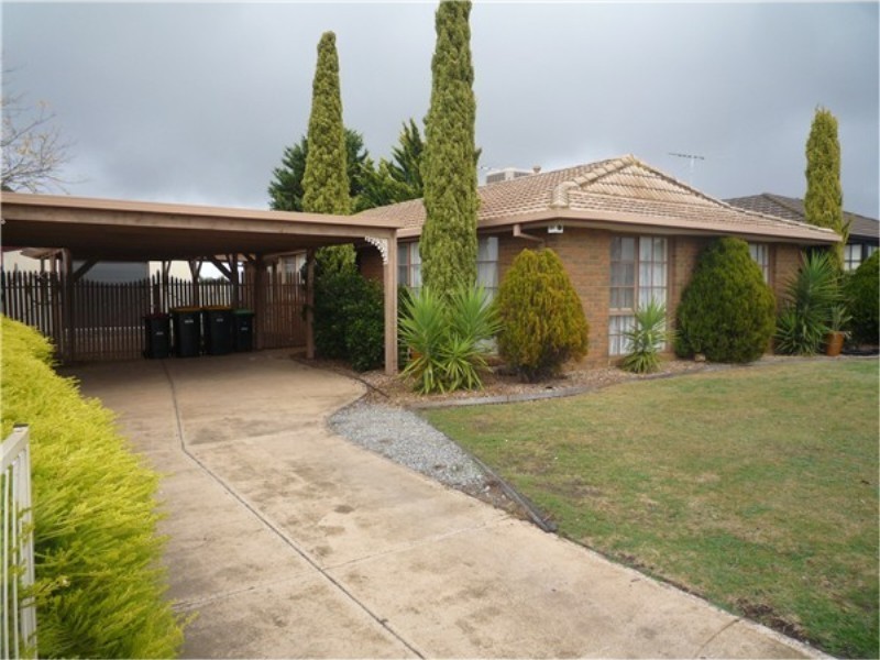 13 Trenthowan Avenue, Melton West VIC 3337