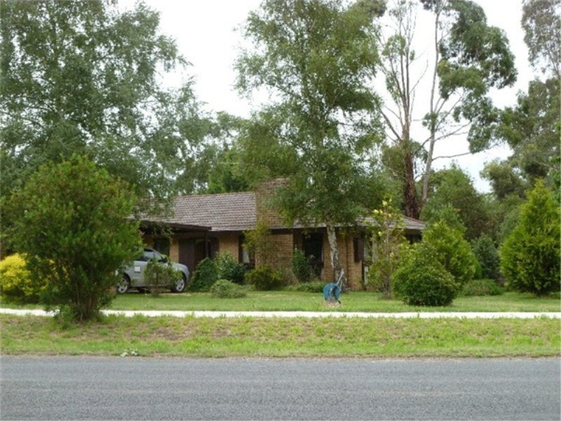 16 Regan Drive, Romsey VIC 3434