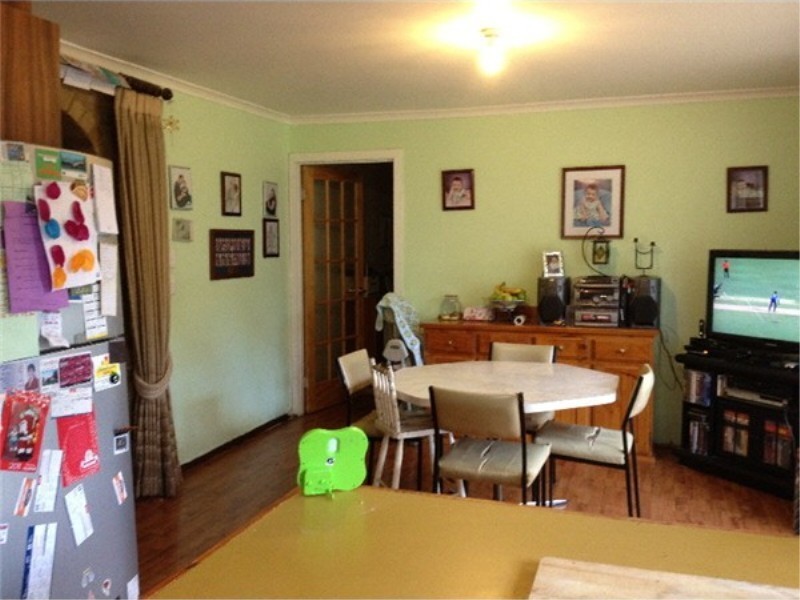 16 Regan Drive, Romsey VIC 3434