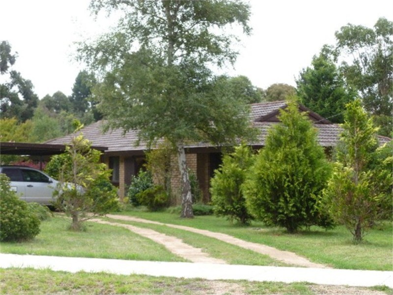 16 Regan Drive, Romsey VIC 3434