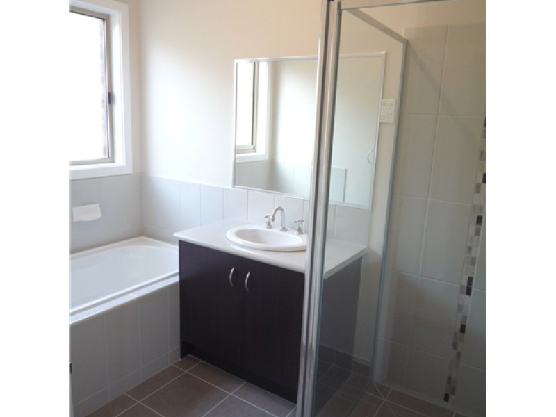 17 Dreelburn Terrace, Melton South VIC 3338