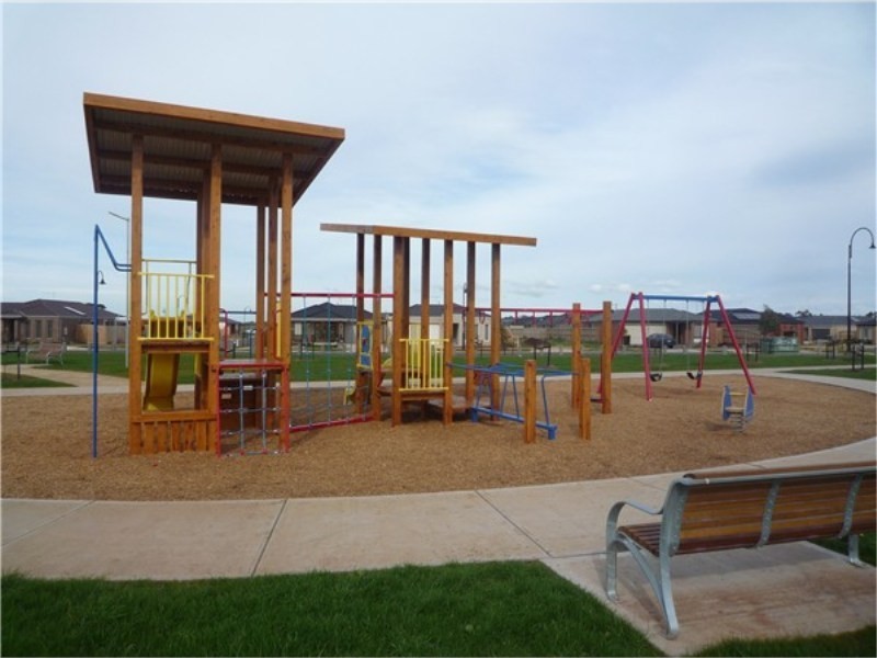 17 Dreelburn Terrace, Melton South VIC 3338