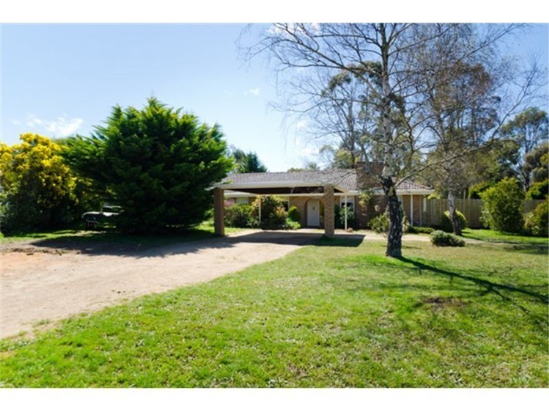 16 Regan Drive, Romsey VIC 3434