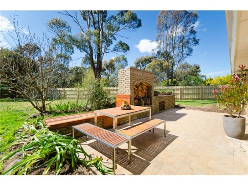 16 Regan Drive, Romsey VIC 3434