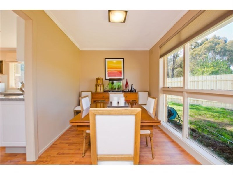 16 Regan Drive, Romsey VIC 3434