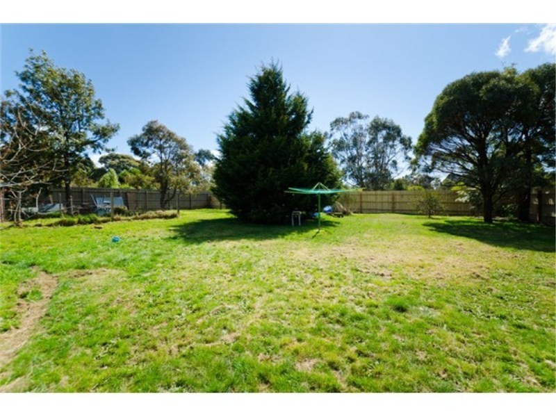 16 Regan Drive, Romsey VIC 3434