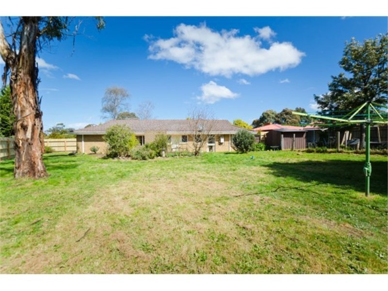 16 Regan Drive, Romsey VIC 3434