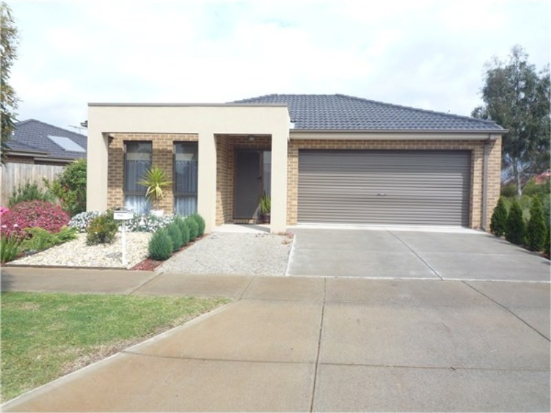 73 Fairhaven Blvd, Melton West VIC 3337