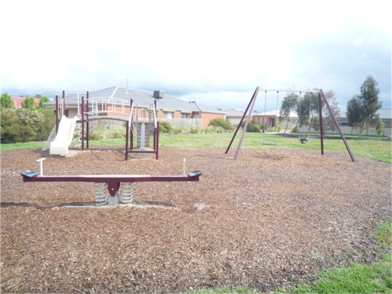 73 Fairhaven Blvd, Melton West VIC 3337