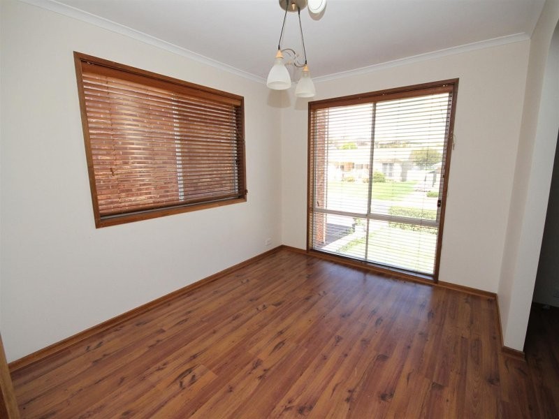 8 Walker Place, Yass NSW 2582