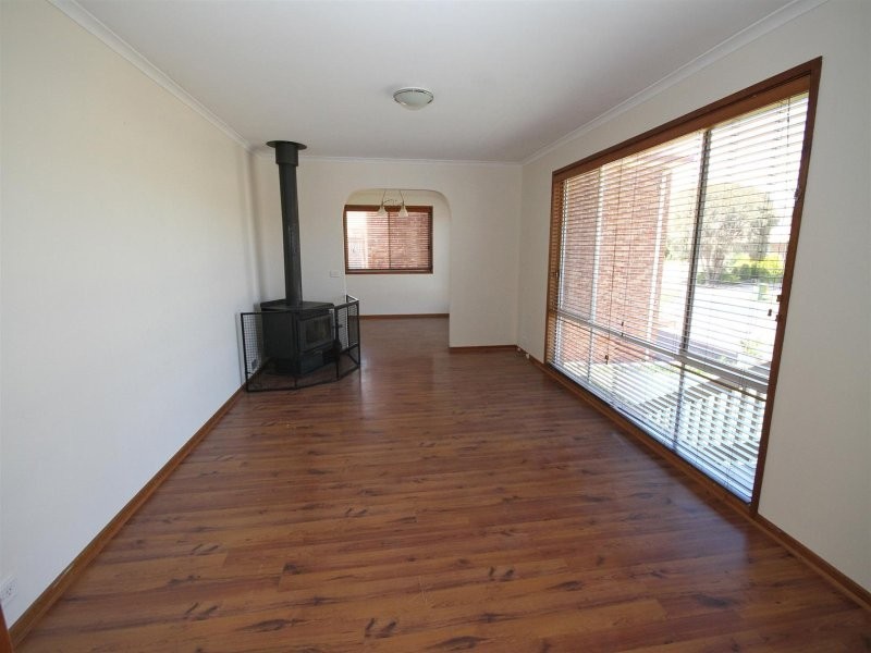 8 Walker Place, Yass NSW 2582