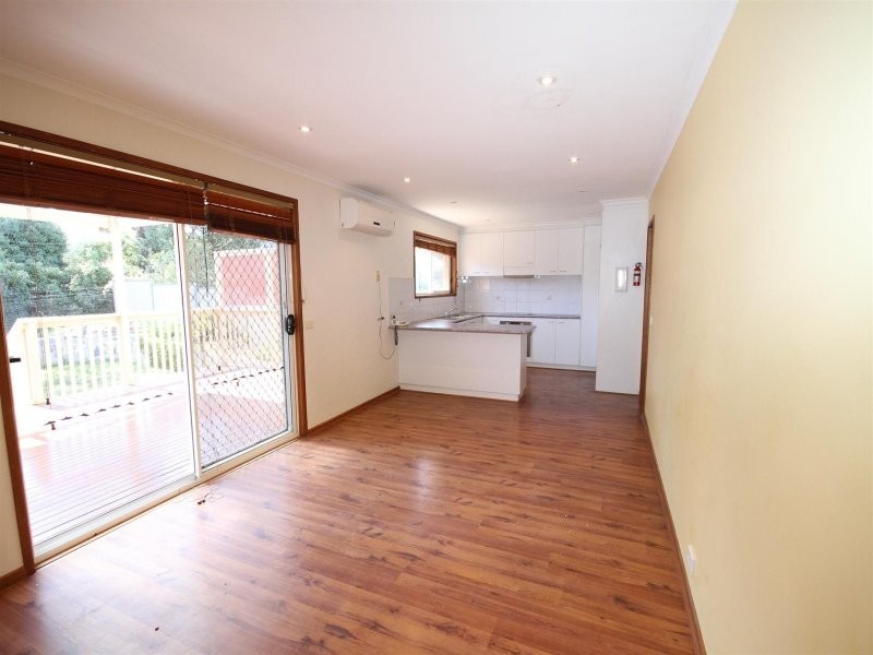 8 Walker Place, Yass NSW 2582