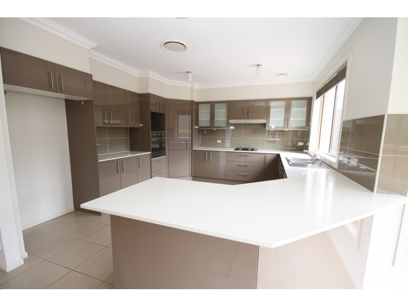 8 Settlers Court, Yass NSW 2582