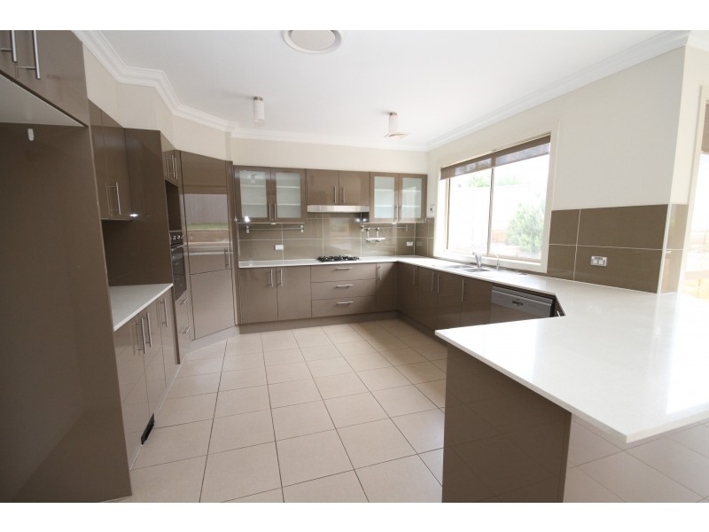 8 Settlers Court, Yass NSW 2582