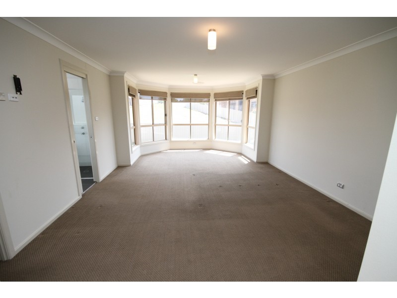 8 Settlers Court, Yass NSW 2582