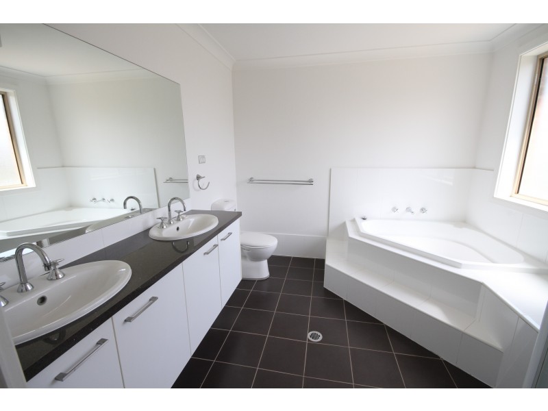 8 Settlers Court, Yass NSW 2582