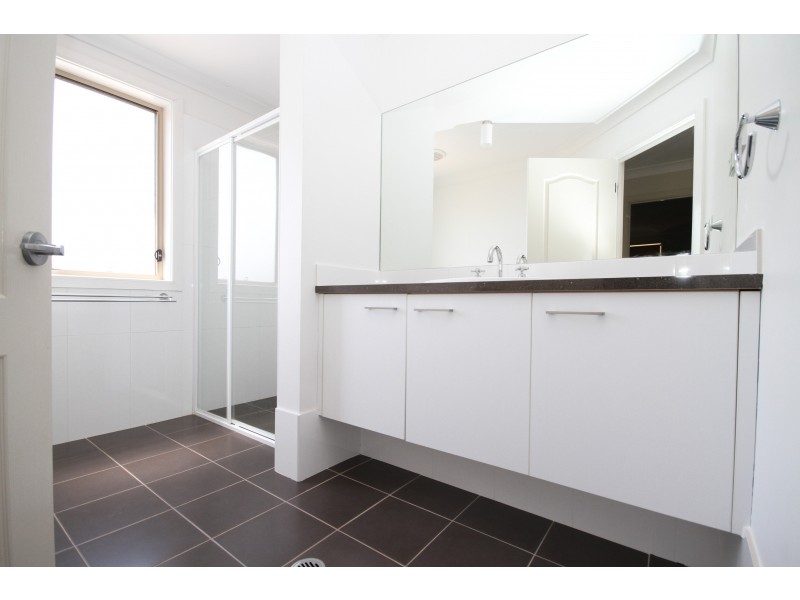 8 Settlers Court, Yass NSW 2582