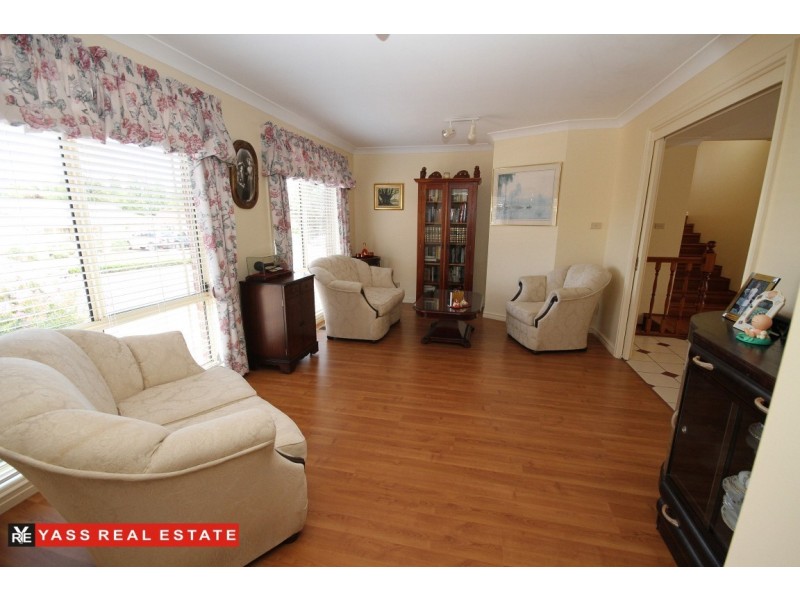 10 Walker Place, Yass NSW 2582