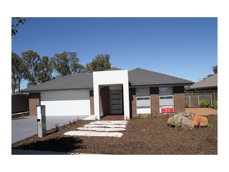 19 Mckenna Avenue, Yass NSW 2582