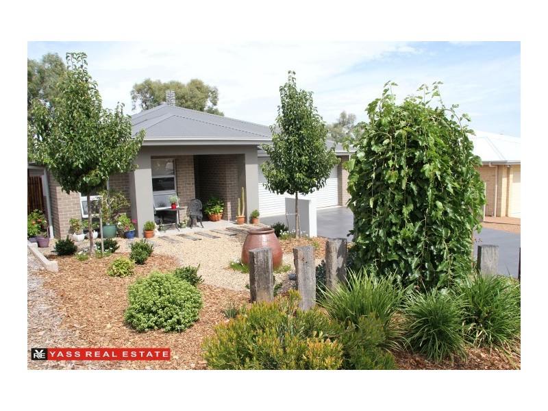 16 Burgess Place, Yass NSW 2582