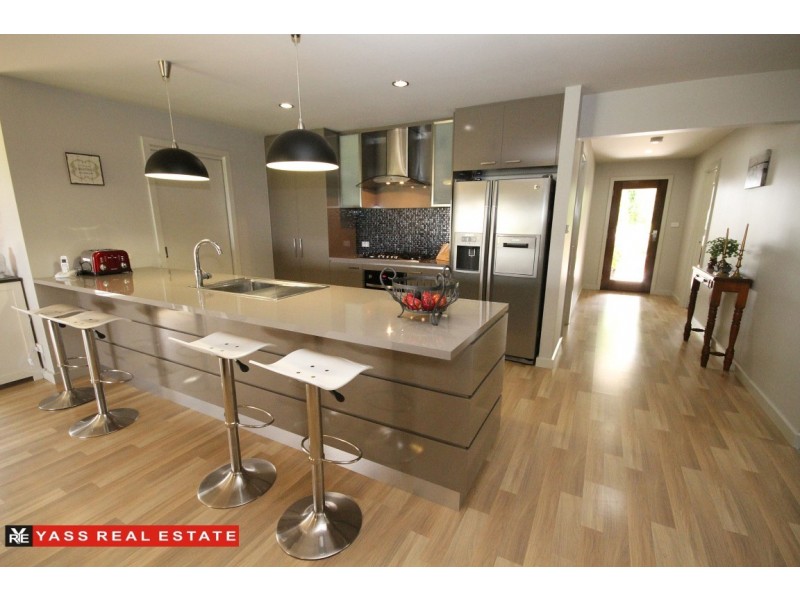 16 Burgess Place, Yass NSW 2582