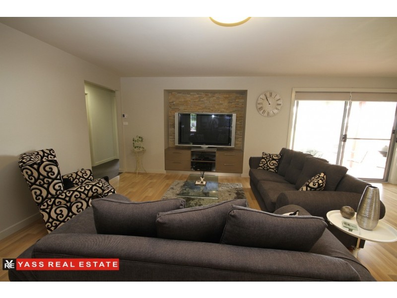 16 Burgess Place, Yass NSW 2582