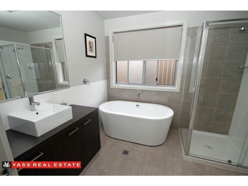 16 Burgess Place, Yass NSW 2582