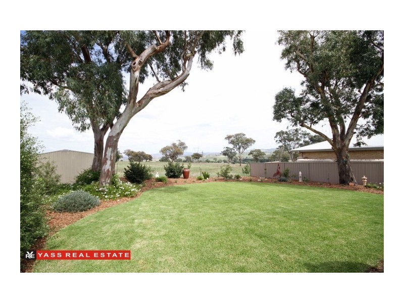 16 Burgess Place, Yass NSW 2582