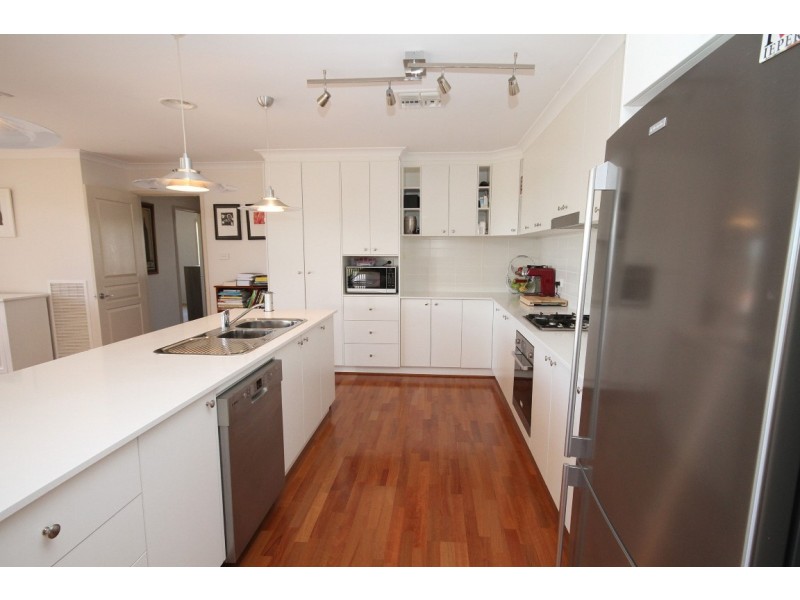 3 Mckenna Avenue, Yass NSW 2582