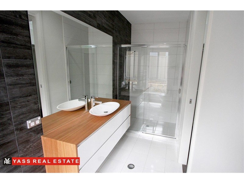 16 Mckenna Avenue, Yass NSW 2582