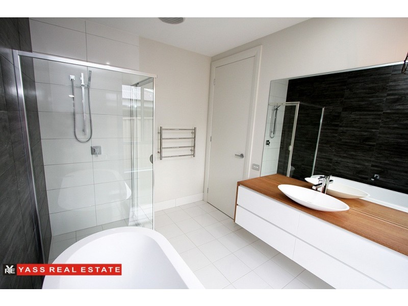 16 Mckenna Avenue, Yass NSW 2582