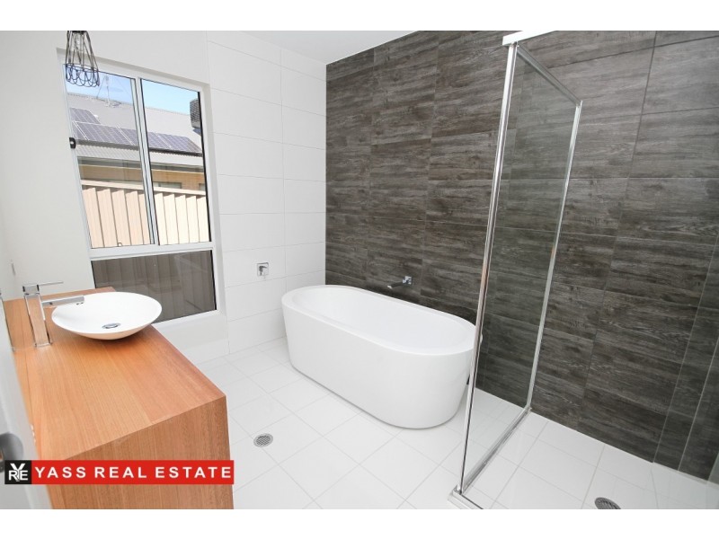 16 Mckenna Avenue, Yass NSW 2582