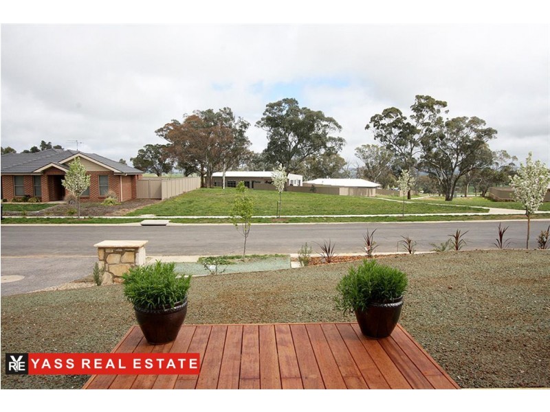 16 Mckenna Avenue, Yass NSW 2582