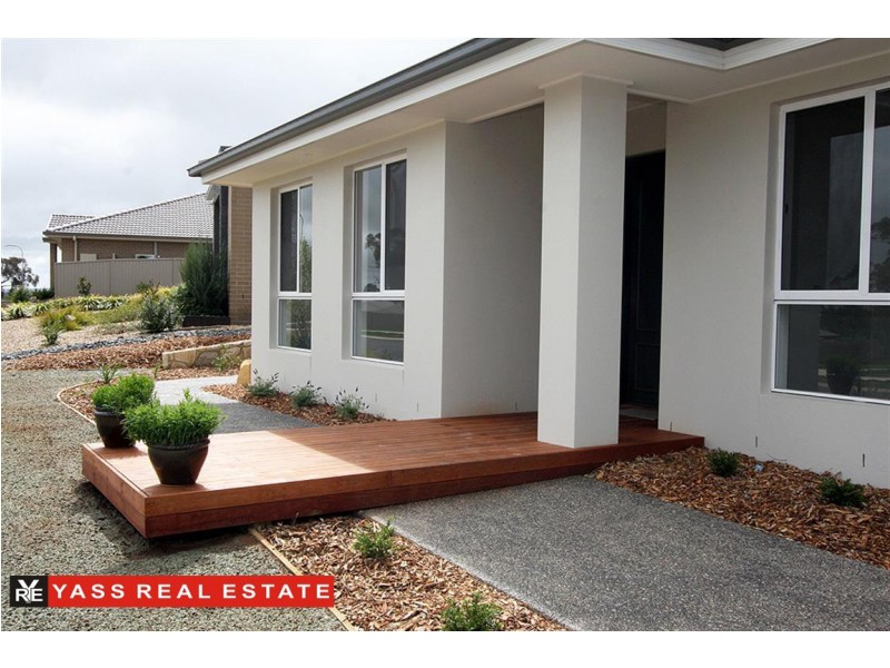 16 Mckenna Avenue, Yass NSW 2582