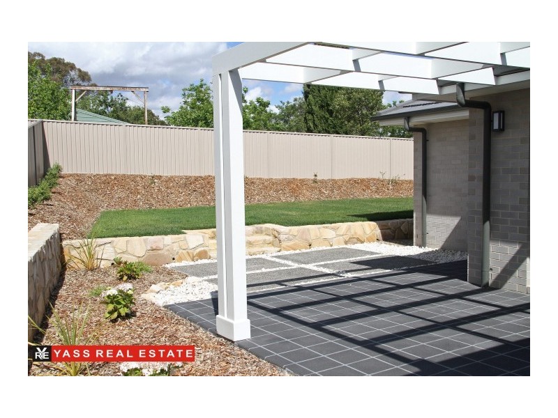 16 Mckenna Avenue, Yass NSW 2582