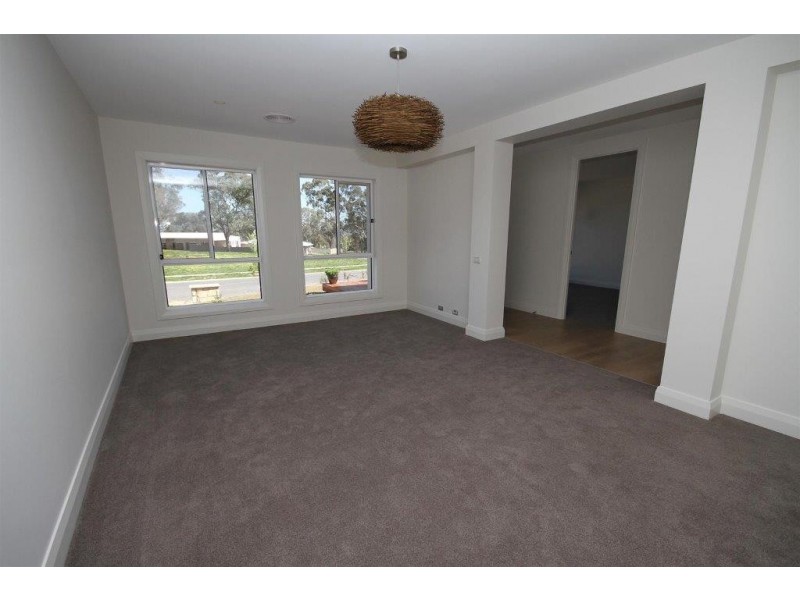 16 Mckenna Avenue, Yass NSW 2582