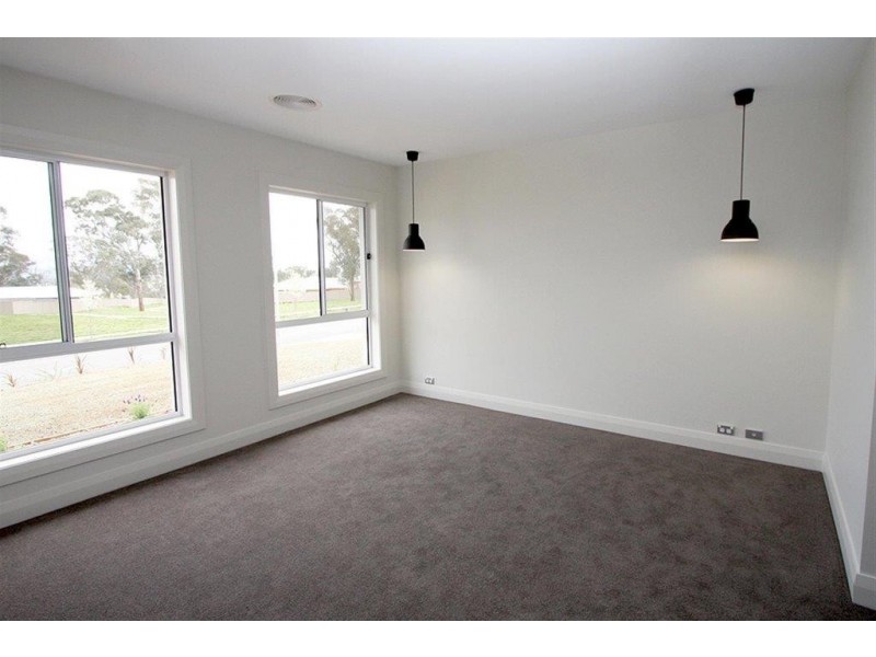16 Mckenna Avenue, Yass NSW 2582