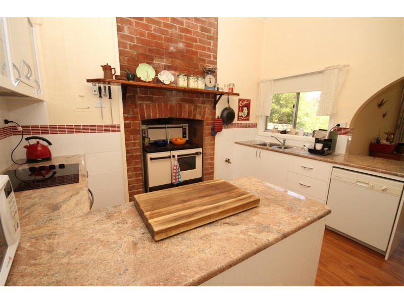 290 Little Plains Road, Boorowa NSW 2586